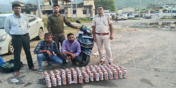 रजौली चेकपोस्ट पर 39 लीटर बीयर जब्त, दो तस्कर गिरफ्तार