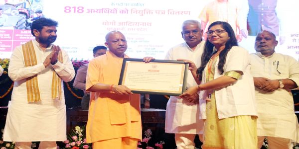 मुख्यमंत्री योगी आदित्यनाथ ने यूपी में एक लाख नई नौकरियों का किया ‘श्रीगणेश’, विभिन्न विभागों में नवनियुक्त 818 अभ्यर्थियों को सौंपे नियुक्ति पत्र