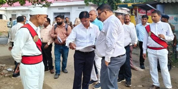 एलिवेटेड रोड के संभावित प्रभाव क्षेत्र का डीएम एवं जिला जज ने लिया जायजा