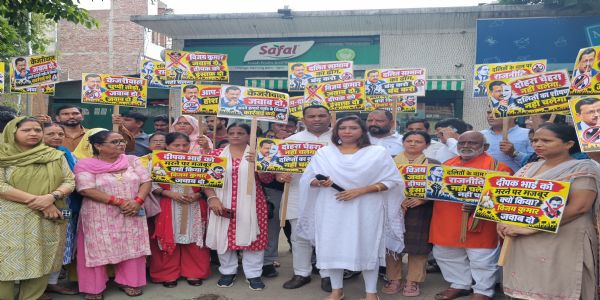 भाजपा ने सफाईकर्मी आत्महत्या मामले में आआपा के निगम पार्षद के इस्तीफे की मांग को लेकर किया प्रदर्शन