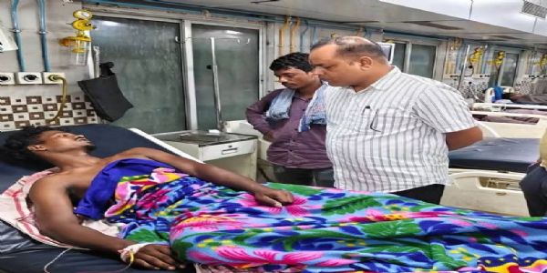 लालगढ़ वज्रपात के घायलों से मिले विधायक लक्ष्मीकांत साहू, स्वास्थ्य की जानकारी ली