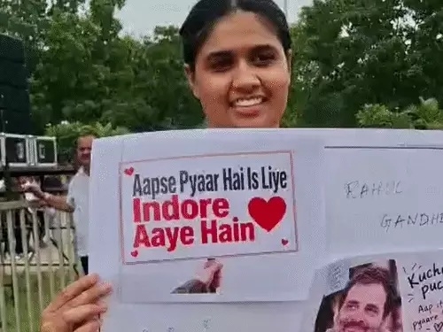 ‘RAGA’ लिखा चश्मा, हाथ में समर्थन के पोस्टर ‘RAGA’ लिखा चश्मा, हाथ में समर्थन के पोस्टर