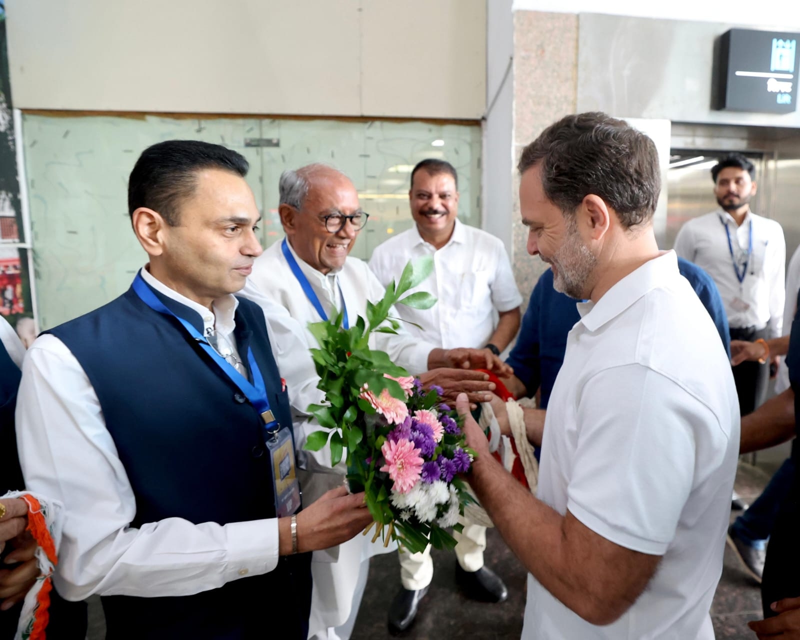 इंदौर एयरपोर्ट पर कांग्रेस के वरिष्ठ नेताओं ने उनका स्वागत किया इंदौर एयरपोर्ट पर कांग्रेस के वरिष्ठ नेताओं ने उनका स्वागत किया