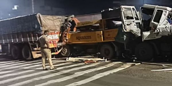 फोटो: पुणे में हुए हादसे के बाद बचाव कार्य कर रही पुलिस फोटो: पुणे में हुए हादसे के बाद बचाव कार्य कर रही पुलिस