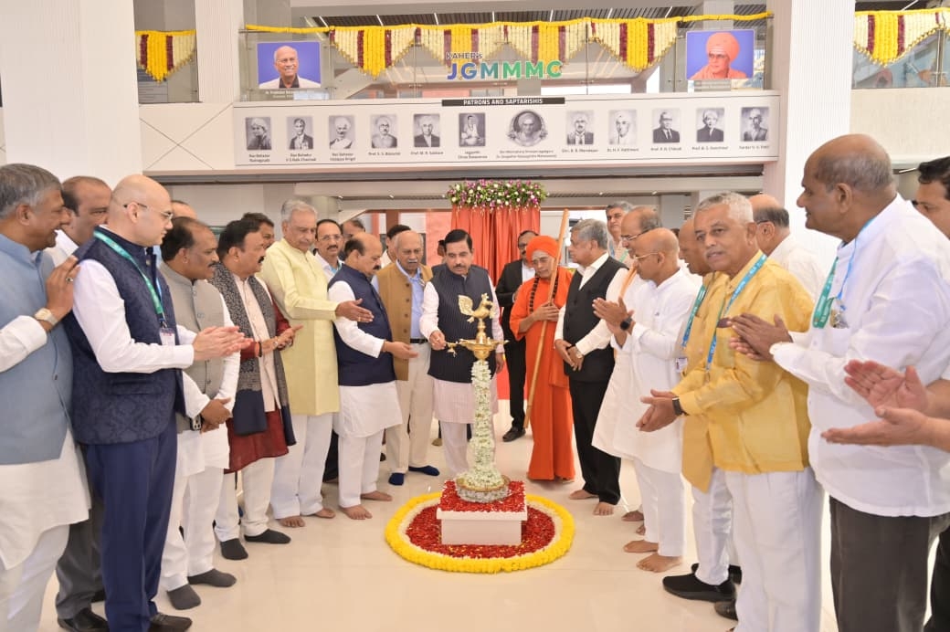 केंद्रीय शिक्षा मंत्री प्रल्हाद जोशी ने अमित शाह की अनुपस्थिति में हुबली में केएलई सोसाइटी द्वारा निर्मित जगद्गुरु गंगाधर महास्वामीजी मूरुसविरमथ मेडिकल कॉलेज, अस्पताल और मेडिकल रिसर्च सेंटर का उद्घाटन किया। केंद्रीय शिक्षा मंत्री प्रल्हाद जोशी ने अमित शाह की अनुपस्थिति में हुबली में केएलई सोसाइटी द्वारा निर्मित जगद्गुरु गंगाधर महास्वामीजी मूरुसविरमथ मेडिकल कॉलेज, अस्पताल और मेडिकल रिसर्च सेंटर का उद्घाटन किया।