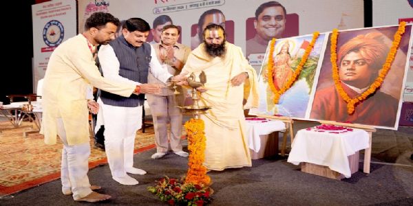 उज्जैन में युवा धर्म संसद - 2026 के समापन समारोह का शुभारंभ करते हुए अतिथिगण उज्जैन में युवा धर्म संसद - 2026 के समापन समारोह का शुभारंभ करते हुए अतिथिगण
