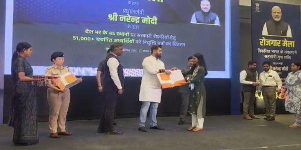 केंद्रीय खाद्य प्रसंस्करण उद्योग मंत्री चिराग पासवान रोजगार मेले में अभ्यर्थियों को नियुक्ति प्रमाणपत्र सौंपते हुए केंद्रीय खाद्य प्रसंस्करण उद्योग मंत्री चिराग पासवान रोजगार मेले में अभ्यर्थियों को नियुक्ति प्रमाणपत्र सौंपते हुए