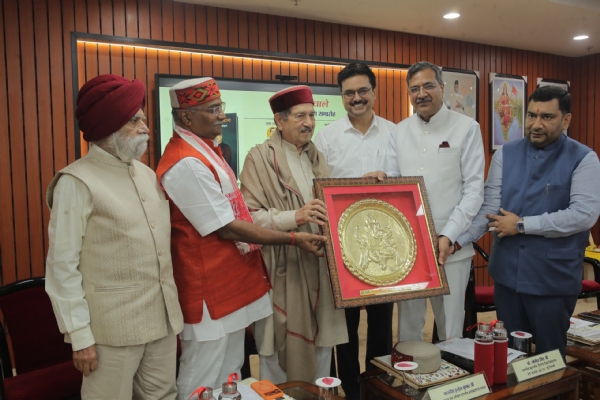 सीयू के कुलपति की आत्मकथा के लोकार्पण पर मुख्यातिथि और अन्य।