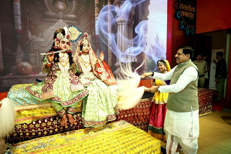 रासलीला समारोह में राधा-कृष्ण की आरती उतारते हुए मुख्यमंत्री रासलीला समारोह में राधा-कृष्ण की आरती उतारते हुए मुख्यमंत्री