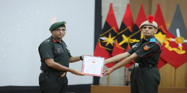 आर्मी अधिकरी गयाजी बिहार में सम्मान देते हुए आर्मी अधिकरी गयाजी बिहार में सम्मान देते हुए