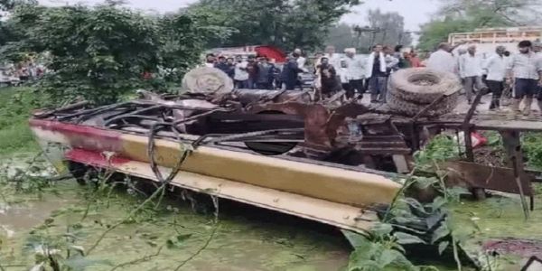 रीवा में बस को टक्कर मारने के बाद पलटा बल्कर रीवा में बस को टक्कर मारने के बाद पलटा बल्कर