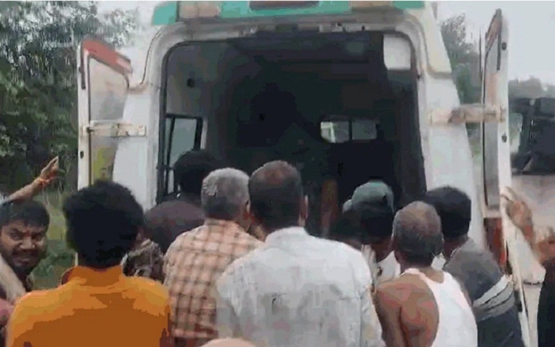 रीवा में बस-बल्कर की टक्कर बाद घायलों को अस्पताल पहुंचाते स्थानीय लोग रीवा में बस-बल्कर की टक्कर बाद घायलों को अस्पताल पहुंचाते स्थानीय लोग