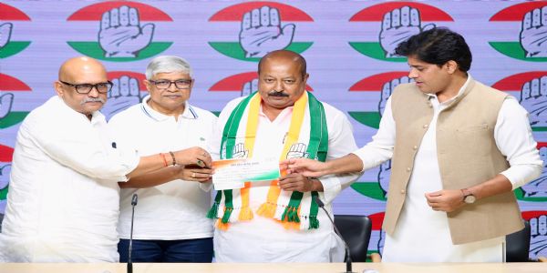 नई दिल्ली में बुधवार को कांग्रेस में शामिल होने के दौरान सैयद आसिम वकार के साथ उत्तर प्रदेश कांग्रेस प्रभारी राजेंद्र पाल गौतम, प्रदेश कांग्रेस अध्यक्ष काशीराम राय और कांग्रेस सांसद इमरान प्रतापगढ़ी। नई दिल्ली में बुधवार को कांग्रेस में शामिल होने के दौरान सैयद आसिम वकार के साथ उत्तर प्रदेश कांग्रेस प्रभारी राजेंद्र पाल गौतम, प्रदेश कांग्रेस अध्यक्ष काशीराम राय और कांग्रेस सांसद इमरान प्रतापगढ़ी।