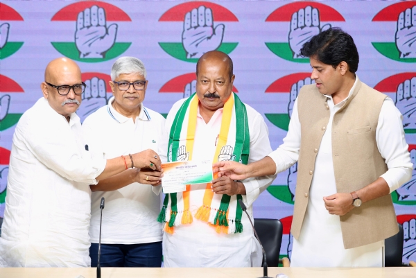 नई दिल्ली में बुधवार को कांग्रेस में शामिल होने के दौरान सैयद आसिम वकार के साथ उत्तर प्रदेश कांग्रेस प्रभारी राजेंद्र पाल गौतम, प्रदेश कांग्रेस अध्यक्ष काशीराम राय और कांग्रेस सांसद इमरान प्रतापगढ़ी।