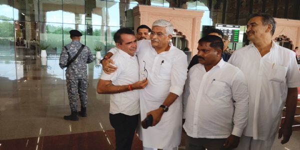 टिकट नहीं मिलने पर केंद्रीय मंत्री से मिलकर रोने लगा कार्यकर्ता