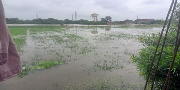 औरैया में चार फीट पानी में फंसे 20 लोग, राशन खत्म होने से बढ़ा संकट