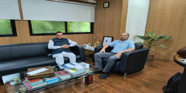कानपुर की औद्योगिक विरासत को पुनर्जीवित करने पर आईआईटी निदेशक से सांसद की चर्चा