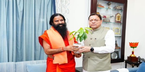 मुख्यमंत्री धामी से बाबा रामदेव की भेंट, योग-आयुर्वेद और वेलनेस पर्यटन पर चर्चा