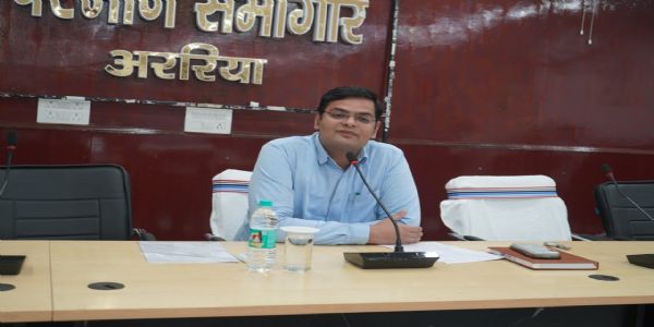डीएम के जनता दरबार में शिकायत के बाद शिक्षा विभाग की कार्रवाई, प्रधान शिक्षिका व शिक्षक निलंबित