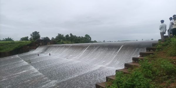 मलय डैम का स्पीलवे ओवरफ्लो, सैलानियों की उमड़ी भीड़, प्रशासन ने बढ़ाई निगरानी