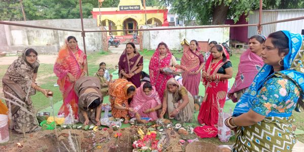 संतान की दीर्घायु के लिए महिलाओं ने मनाया हलषष्ठी पर्व, सगरी बनाकर समूह में की पूजा