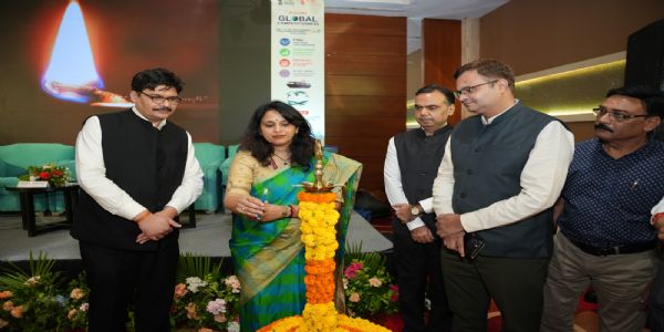 वैश्विक बाजार की जरूरतों के अनुरूप खुद को तैयार करें वस्त्र उद्योग : वृंदा मनोहर देसाई