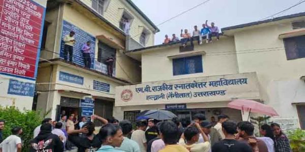 कॉलेज में प्राचार्य कक्ष की छत पर चढ़े छात्र हंगामा