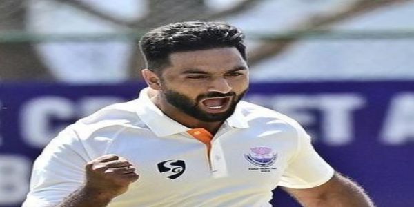 आकिब नबी का सरे के लिए काउंटी चैंपियनशिप में पदार्पण
