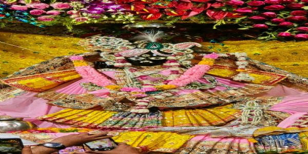 श्रीबांकेबिहारी पहनेंगे लाखों रुपयों की पोशाक, चांदी की आरती से होगा स्वागत