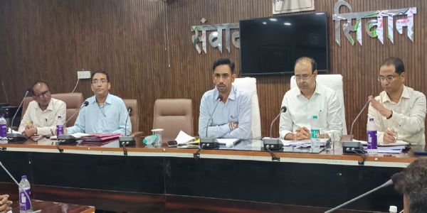 शिक्षकों के लंबित वेतन, स्थानांतरण व अनुकंपा नियुक्ति मामलों का शीघ्र करें निष्पादन : डीएम