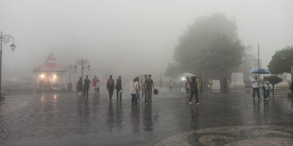 हिमाचल में भारी बारिश से जनजीवन प्रभावित, 150 सड़कें बंद, अलर्ट जारी