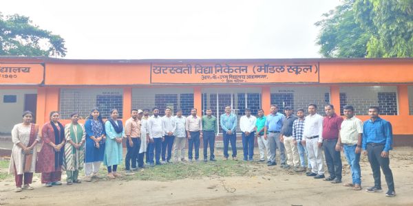 स्कूलों में शिक्षा की गुणवत्ता परखने पहुंचे प्रशासनिक अधिकारी, 9वीं-10वीं के बच्चों को पढ़ाया सामान्य ज्ञान