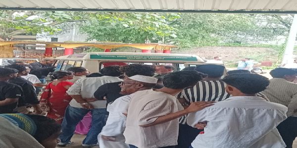 पिकअप वैन को ओवरटेक करने के दौरान बस से टकराई बाइक, 20 वर्षीय छात्र की मौत