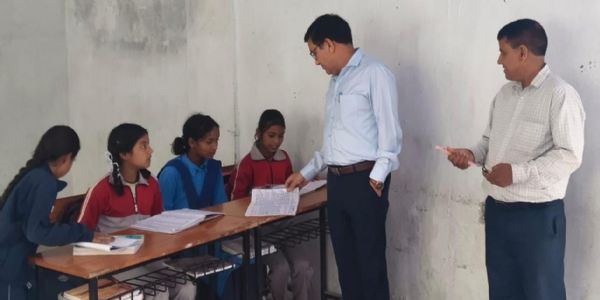 एडीएम के निरीक्षण के कई देर बार स्कूल पहुंचे प्राथमिक स्कूल दाेणी के शिक्षक