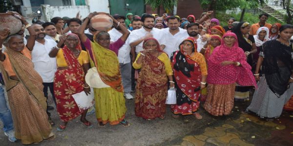ढ़ाई दशक से पानी की समस्या से जूझ रहे गुजराती बस्ती के लोगों का फूटा गुस्सा, महिलाओं ने जल निगम में फोड़े मटके
