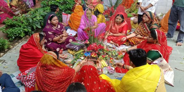 संतान की दीर्घायु के लिए माताओं ने रखा ललही छठ व्रत, तालाब-कुंडों पर उमड़ी भीड़