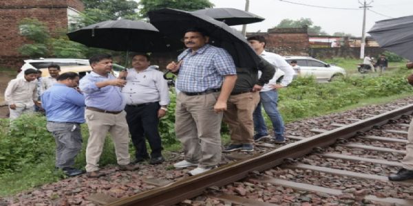 रेलवे महाप्रबंधक ने रेलखंड से स्टेशनों तक परखी व्यवस्था