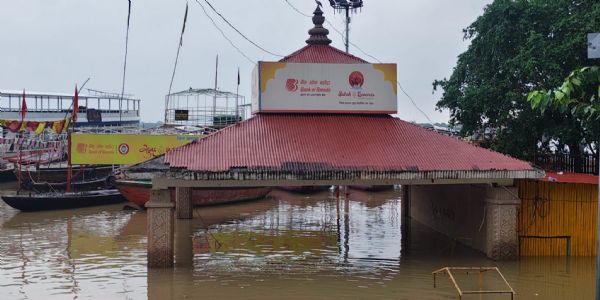 वाराणसी में गंगा खतरे के निशान की ओर, तटवर्ती इलाकों में बढ़ी चिंता