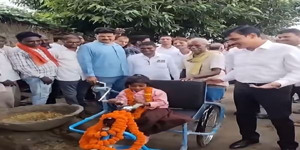 मुश्किलों के बीच पढ़ाई का सपना, रागिनी की मदद को पहुंचे डीएम