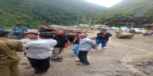 चार स्थानों पर बंद रहा गंगोत्री हाईवे, यात्रियों को उठानी पड़ी पेरशानी