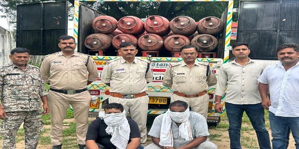 दिल्ली में कालाबाजारी के लिए ले जाए जा रहे 90 घरेलू गैस सिलेंडर जब्त, दो आरोपी गिरफ्तार