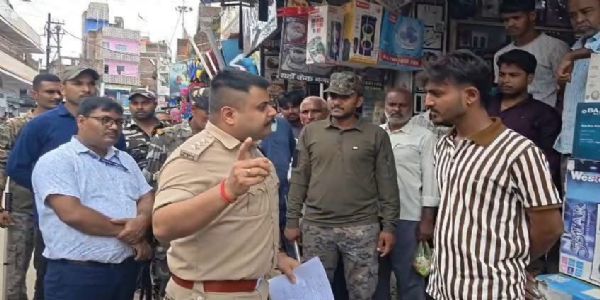 जमीन कब्जा दिलाने के दौरान महिला ने खुद को लगाई आग, बचाने में झुलसे दारोगा