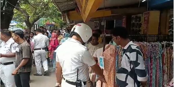 फुटपाथ पर कब्जा और अवैध पार्किंग के खिलाफ ट्रैफिक पुलिस की कार्रवाई
