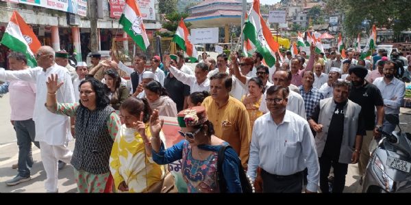 राहुल गांधी के खिलाफ दर्ज एफआईआर के खिलाफ, मंडी में कांग्रेस का विरोध प्रदर्शन