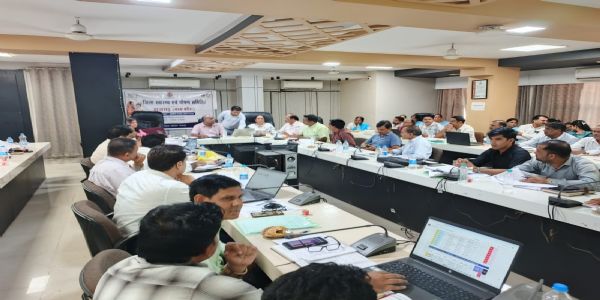 राजगढ़ः कलेक्टर ने की स्वास्थ्य योजनाओं की समीक्षा, लापरवाही पर जताई नाराजगी