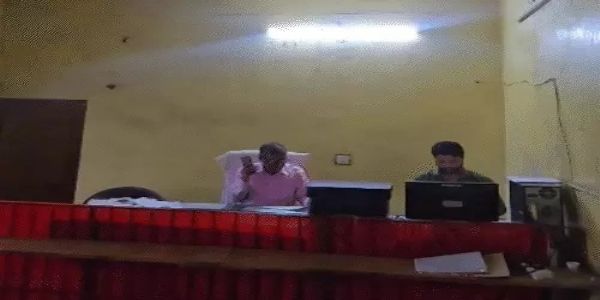 शहडोल: जैतपुर तहसील में टपक रही छत, दूसरे कमरे में बैठकर कार्य कर रहे तहसीलदार