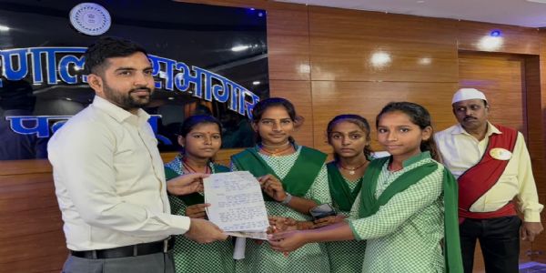जन समाधान दिवस में छात्राओं ने बताई सड़क की समस्या, उपायुक्त ने तत्काल दुरुस्त कराने का दिया निर्देश