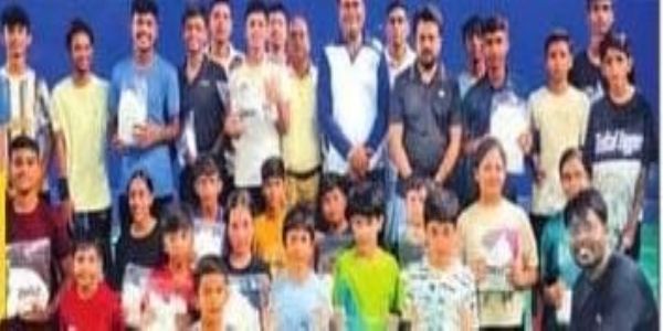 बैडमिंटन टूर्नामेंट में सक्षम और गौरी अग्रवाल रहे विजेता
