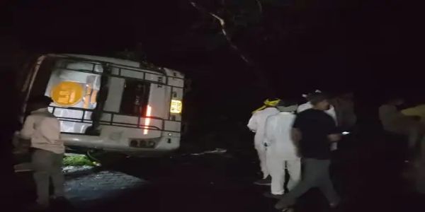 नर्मदापुरम: पिपरिया में बस-कार की भीषण टक्कर, 30 घायल, विधायक समेत अधिकारी अस्पताल पहुंचे