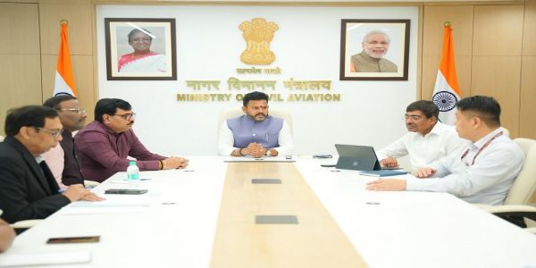 नागर विमानन मंत्रालय में बैठक करते मंत्री किंजरापु राममोहन नायडू नागर विमानन मंत्रालय में बैठक करते मंत्री किंजरापु राममोहन नायडू